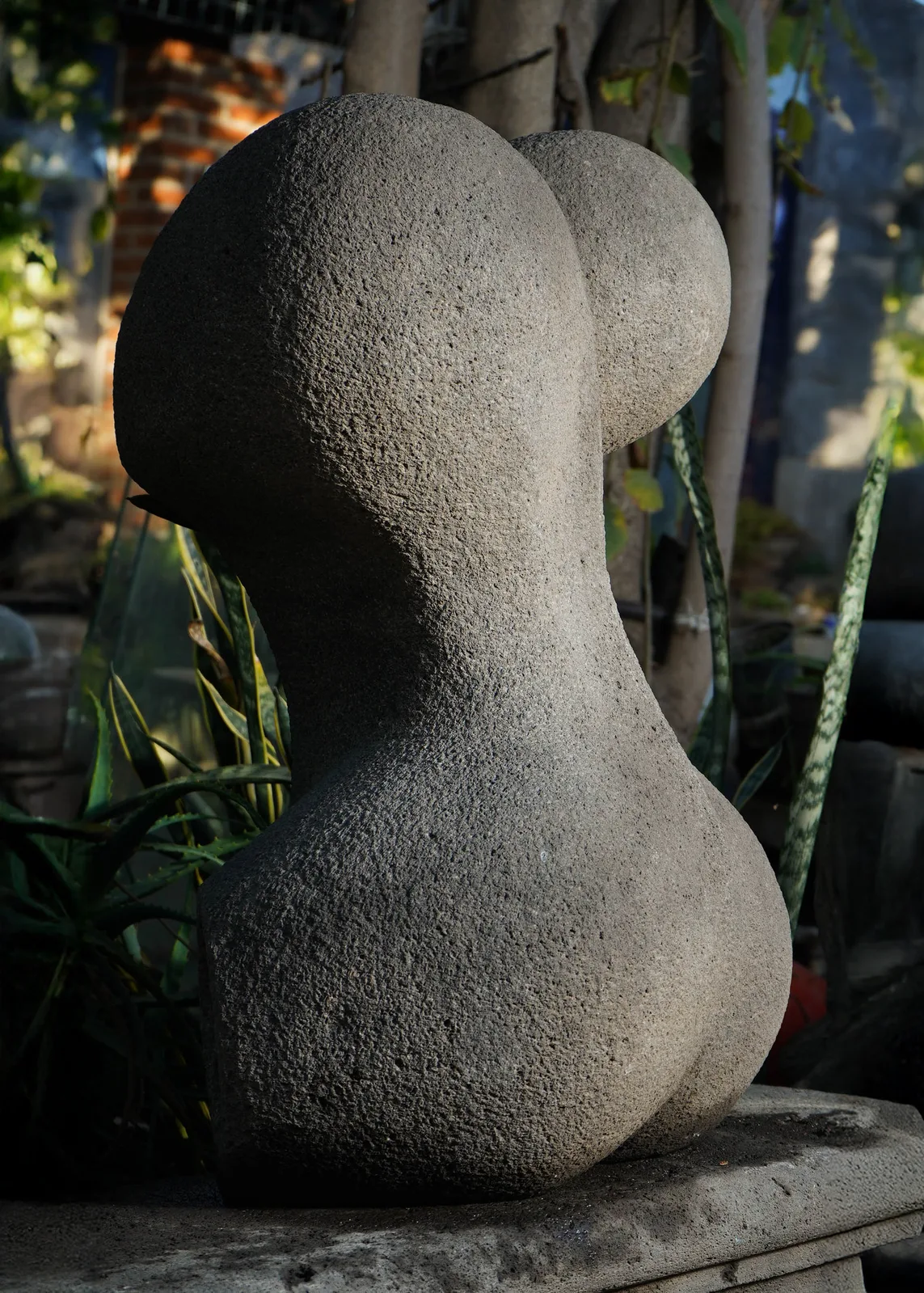 Eunoia — escultura en recinto negro