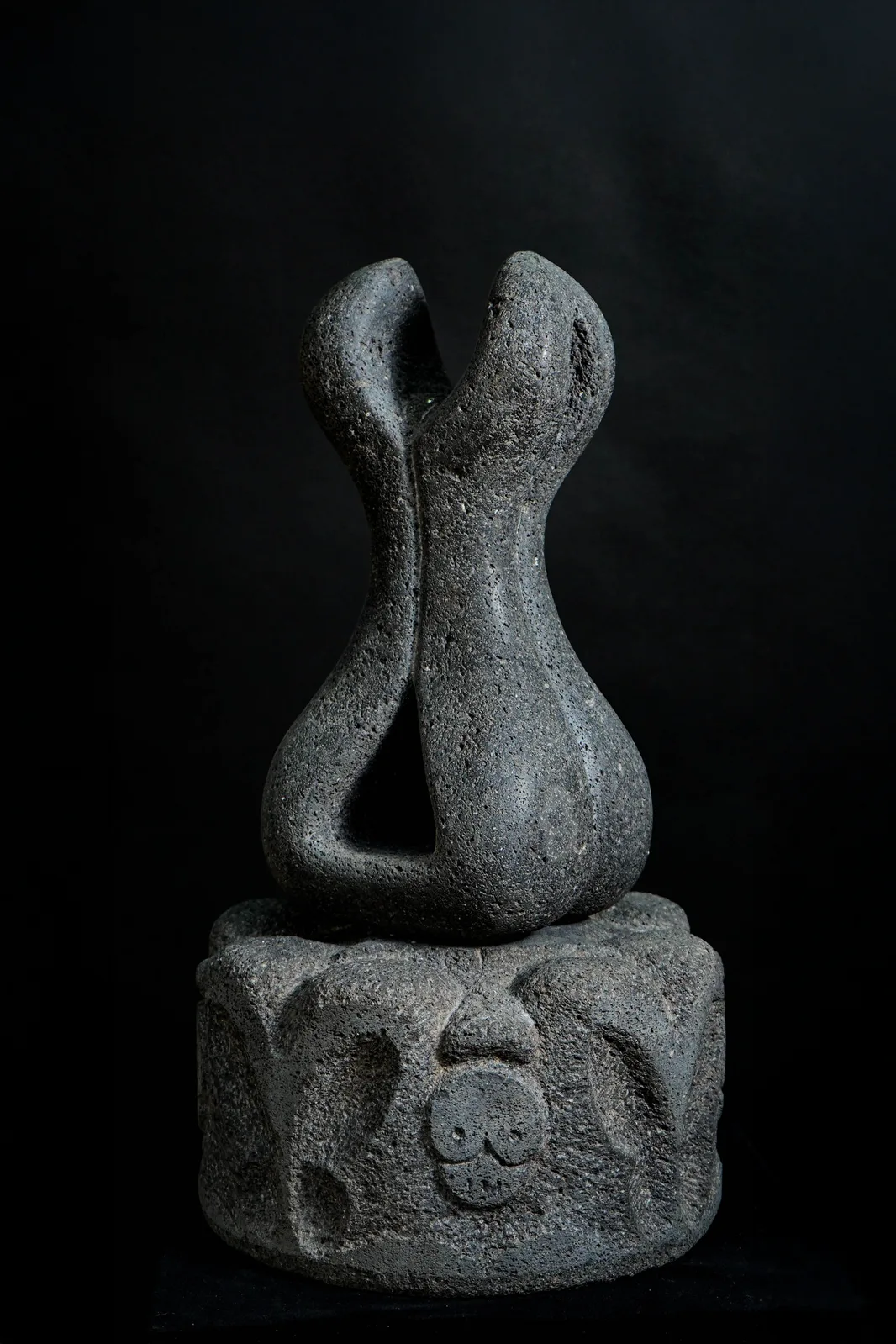 Plegaria — escultura en recinto negro